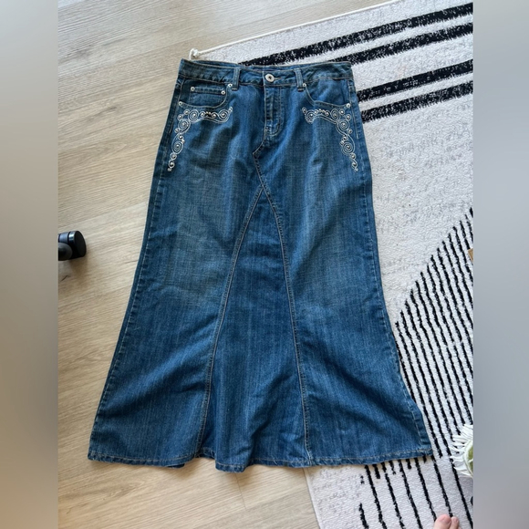Baccini Embroidered Denim Maxi Skirt Boho Western Y2K Studded Jean Skirt Size 10 - Picture 5 of 8